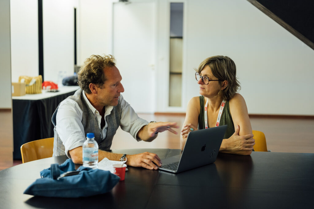 Lecture de portfolio entre une stagiaire et un photographe